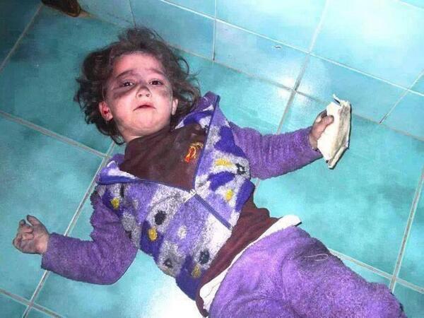 صورة مؤثرة لطفلة سورية تتمسك بكسرة خبز في يدها رغم اخرجها من تحت الأنقاض بعد غارة جوية.
عبر| <a href="/TheArabHash/">هاشتاق العرب</a> 
#سوريا