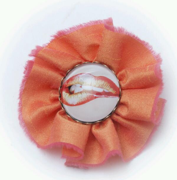 ymmcontigo's tweet photo. Qué os parece?Umm Sugerente! #handmade en seda y cristal.Capaz de transformar cualquier #look. Atrévete. Sé diferente http://t.co/4xlFvWnqVV