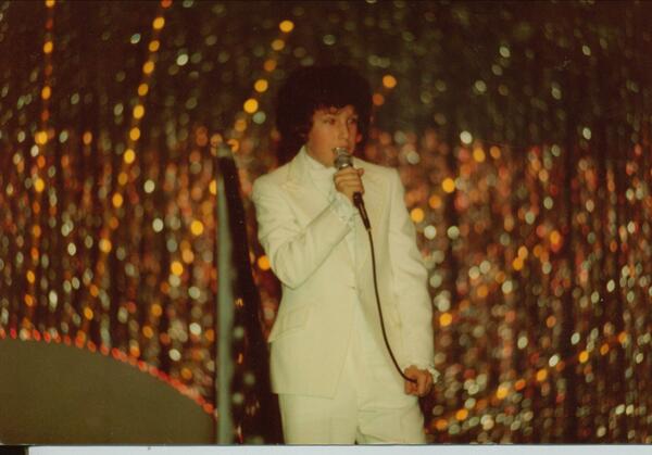 CaraAnnRowles's tweet photo. "@AdamSandler: Wedding Singer in training #throwbackthursday http://t.co/DS3uIZHuUx" love a bit of the wedding singer!!!
