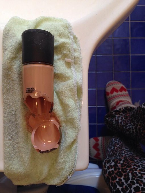 Second time in my whole life breaking a foundation bottle and, again, it's a MAC one :( http://t.co/<a href="/tag/bigcock"class="tags"><span>#bigcock</span></a><a href="/tag/ur3"class="tags"><span>#ur3</span></a>