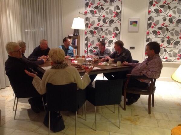 In aktive kampanjekommisje yn petear oer "Noed stean foar..............".