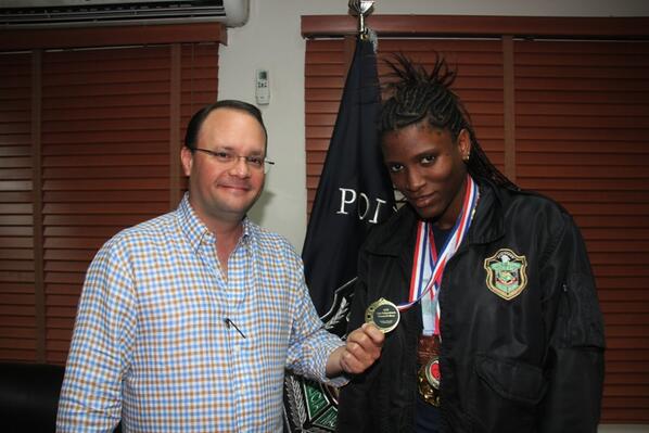 Campeona de boxeo, la Cabo 2ª Atheyna Bylon es recibida por el Director General de la PN.