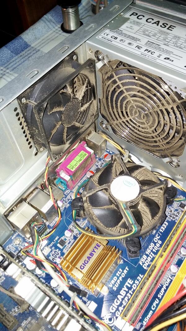 InformatiMTurra's tweet photo. Otro episodio de ordenador con mucha mierda, por lo que va lento y se apaga http://t.co/jfB19RObSu