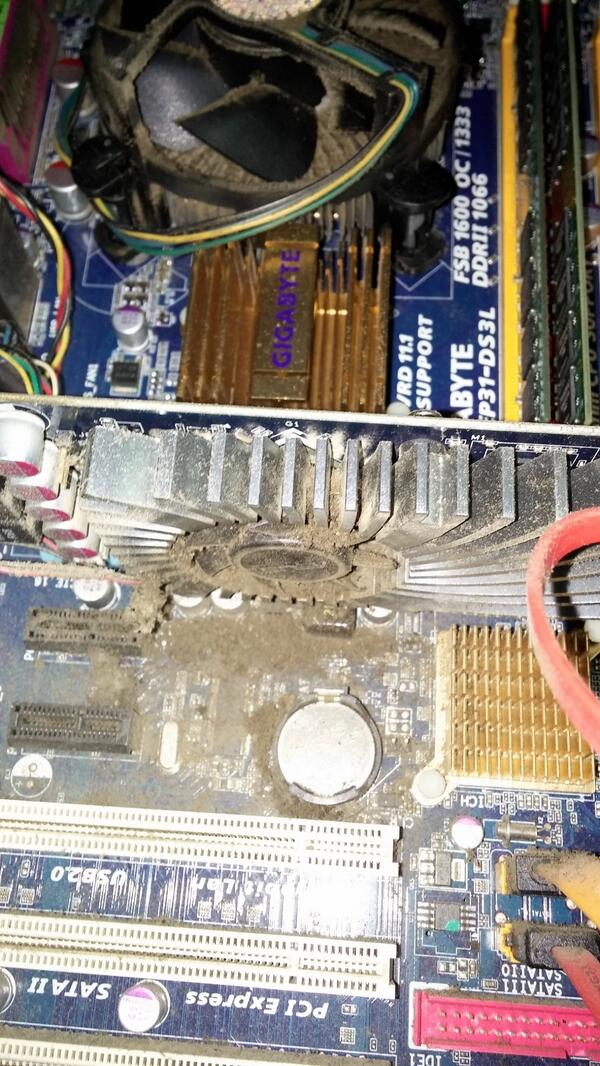 InformatiMTurra's tweet photo. Las gráficas, al no girar el ventilador, del calor, se apaga por precaución el ordenador. http://t.co/YmDlYr3BNd
