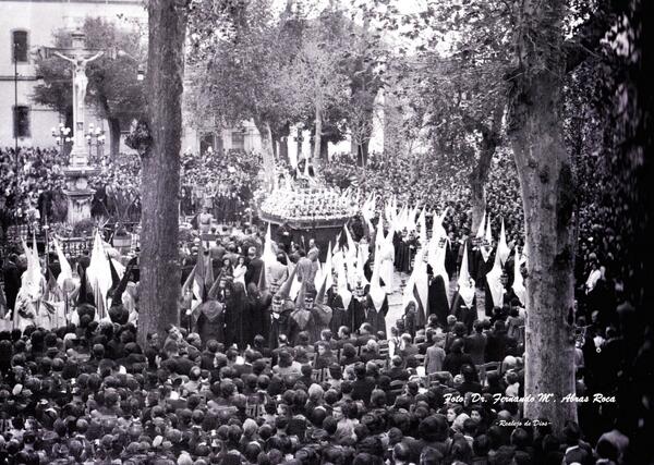 RealejoDeDios's tweet photo. Viernes Santo de 1944, Campo del Príncipe.
Soledad de Nuestra Señora.
@HumildadGranada 

Foto: Dr. F. Mª. Abras Roca http://t.co/y0wrbCohlb