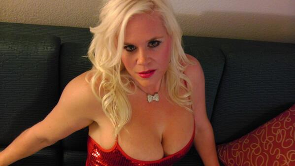 EverybodySwing1's tweet photo. Bianca getting ready for a night on the town. http://t.co/aMovPg75l3