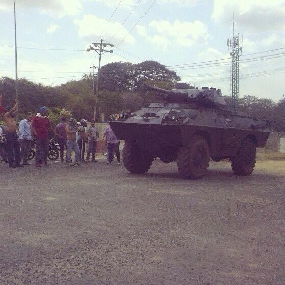 Guardia Nacional Bolivariana saca tanquetas de guerra en varias ciudades para controlar manifestaciones #Venezuela