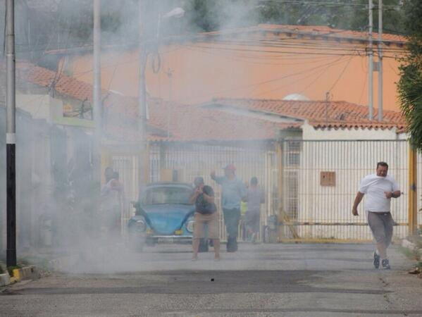 Vecinos se ven afectados por las bombas lacrimógenas que GNB lanzaron al interior de viviendas #Cabudare #Venezuela