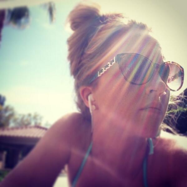 alexarschmitz's tweet image. It&apos;s weird being able to feel my toes again. #whatiscolor?