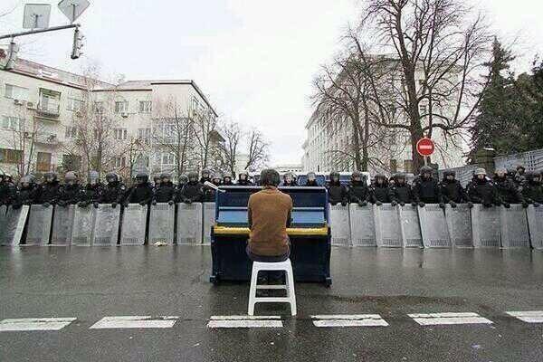 LMH_nouveau's tweet image. De Chopin aux Beatles, un concert de piano sur une barricade à Kiev. (Ukraine) 
“Imagine there's no heaven...”