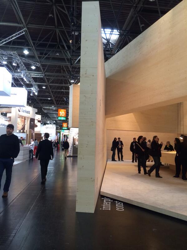 MareWeiss's tweet photo. No need for a carpet boundary here. http://t.co/T5vEyofWMB