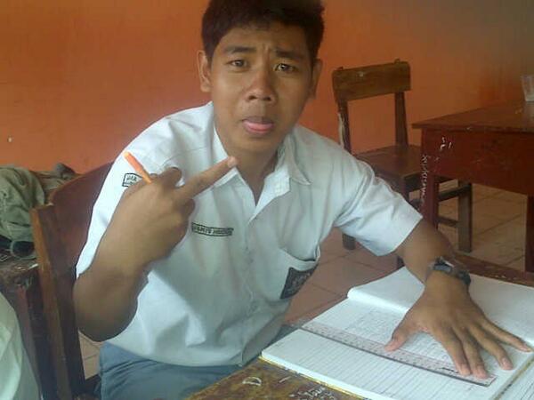 socialone_8's tweet photo. Pelajar Cimeng:D http://t.co/Iy8X7I2jiM