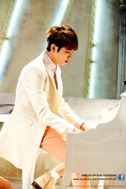 BoiceMakassar's tweet photo. [Photo] Snapshots taken at CNBLUE ‘Can’t Stop’ MV shooting - YongHwa.
cr.CNBLUE official FB http://t.co/FGzaxpGuEt