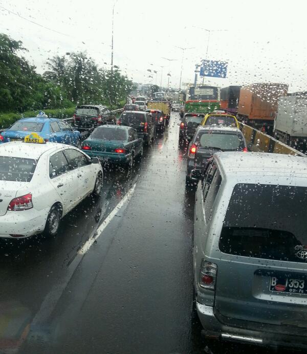 incaaann's tweet photo. @TMCPoldaMetro 08:03 exit tol halim padat merayap http://t.co/Ya0rSRIDEL