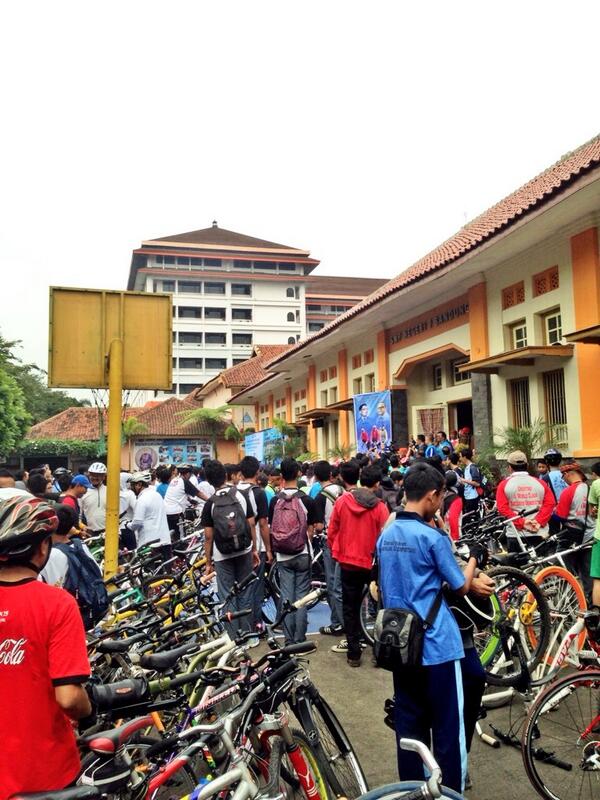 #JumatBersepeda Program EcoTransport Bike To School bersama Bpk. <a href="/ridwankamil/">Ridwan Kamil</a> dan Pertamina | cc: <a href="/naufalriz/">Naufal Rizqullah</a>