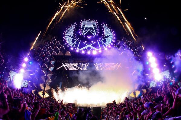 ultra's tweet photo. does this count as a selfie? http://t.co/gVXBzkfpFn