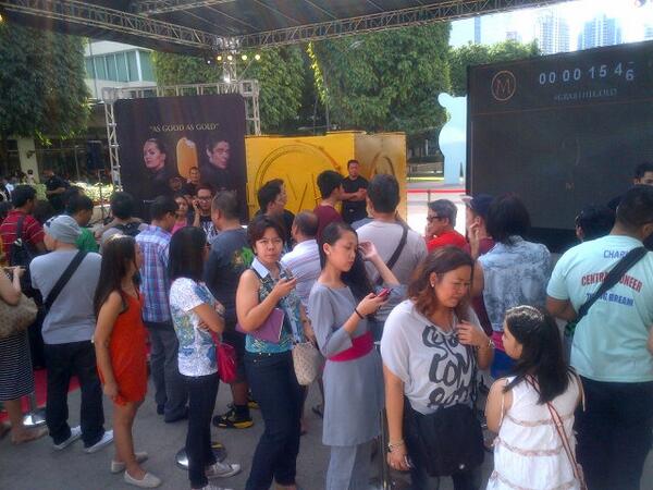 magnum_ph's tweet photo. Less than 15 minutes to go and the crowd is excited! Are you ready to be the #FirstToTaste? Share your golden photos! http://t.co/dlev03hjvs