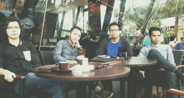 Pingin nongkrong bareng @Davidrampisela <a href="/AbramLembono/">ABRAM</a> <a href="/VexsienGaharu/">Vexsien Gaharu</a> <a href="/FisAround/">Fernando Ferly F</a> siang ini? Yuk, The Breeze, BSD City!
