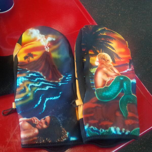 Dylan_Skalicky's tweet photo. Lost mitts!!! If you see them let me know ASAP!!!! http://t.co/kY23pbMI86