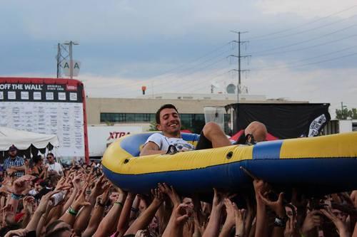 surfin da crowd dat is life