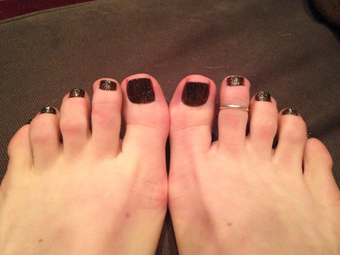 New sparkley toesies 😊 http://t.co/QZrsNeBJia<a href="/tag/pretzelsalad"class="tags"><span>#pretzelsalad</span></a>