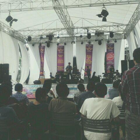 Bingung ke mana siang-siang? Ke The Breeze, BSD City aja, ada TELEproject lagi jamming-jaming asoi nih!