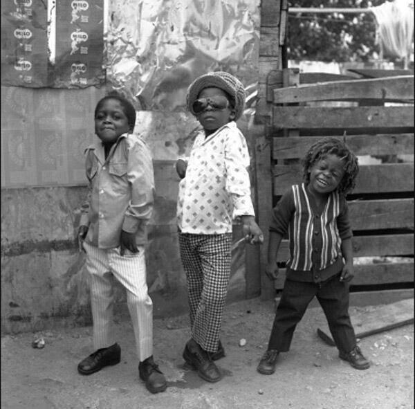 _Paisajes_'s tweet photo. Tres muchachos posan para la cámara en las calles de Jamaica. http://t.co/Fi2iTsXCWD