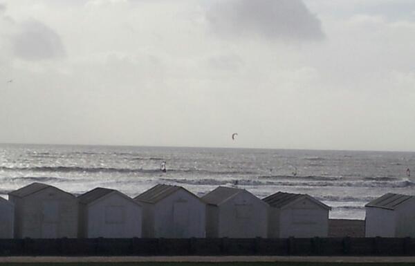 LancingBeachCam's tweet photo. Winter #kitesurfers #lancing #beach #webcam http://t.co/Wgp2FcFLaU