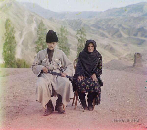 民族衣装bot 1905年から1915年にかけて現在のロシア ダゲスタン共和国で撮影されたカラー写真 ロシア人の写真家 セルゲイ ミハイロヴィチ プロクジン ゴルスキーによって撮影され 第二次世界大戦後にアメリカ議会図書館に買い取られた Http T Co