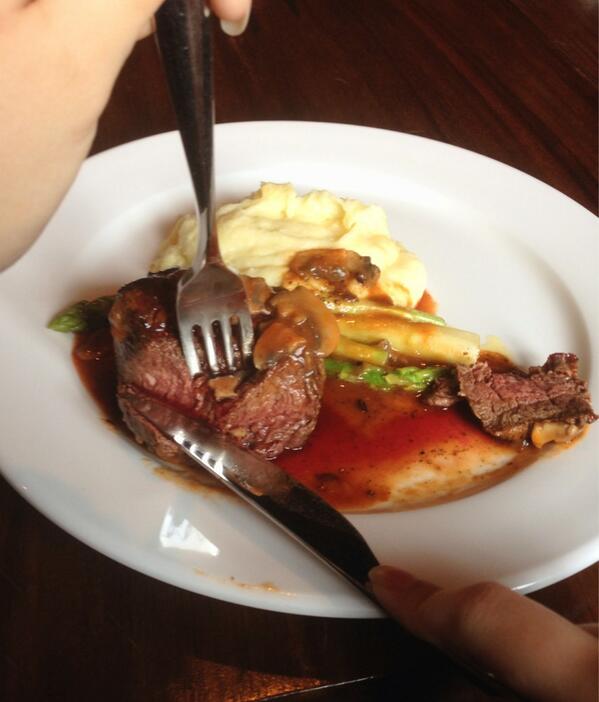 MegaxusID's tweet photo. Enak banget  nih Grilled Fillet Mignon nya.. :)  http://t.co/n7y5u3lxtR"