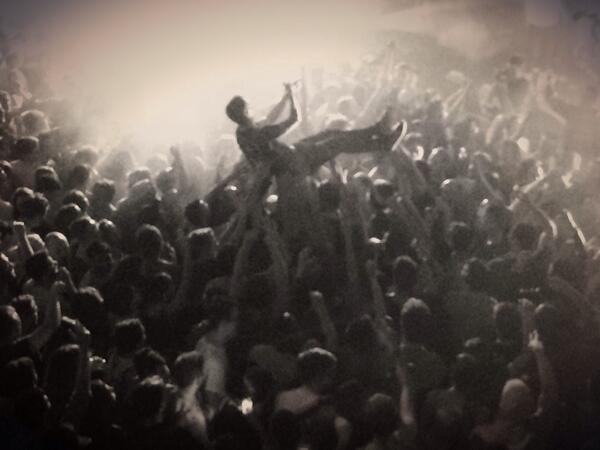 flimmano's tweet image. Nice stagediving @fredvgrafix !#buildingsix #hospitality #HospitalRecords