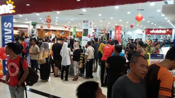Andre Tan On Twitter Crowd At Erafone Megastore Palembang Square We Do The Best Because We Are The Best Http T Co Uqjo8k3lc1
