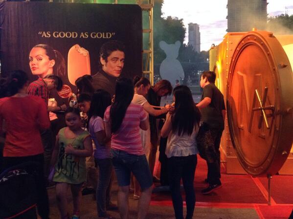 magnum_ph's tweet photo. People are still lining up to get the taste of #MagnumGold! Visit the vaults nearest you and be the #FirstToTaste! http://t.co/0qHHVRB7l3