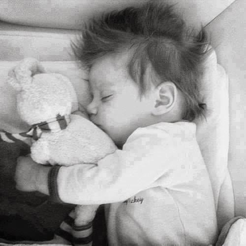 CamGFake's tweet photo. Ben mi angelito, como duerme... Mirar que peinado le hizo su papá jeje http://t.co/wNCJxMbw1N