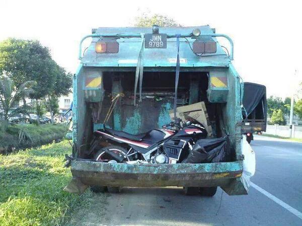 cringemalaysian's tweet photo. Jangan parking kenderaan anda merata-rata , nanti kena sapu dengan dorang ni. Hahaha http://t.co/RQPziKb3eB