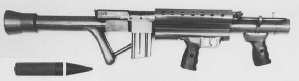 prototypeguns's tweet image. FFV NIVA M1970 
1970年、スウェーデンのFörsvarets materielverkにより研究開発されたデュアルキャリバーウェポン。45mm無反動砲と5.56mmNATOの突撃銃を融合させた特殊な歩兵火器である。