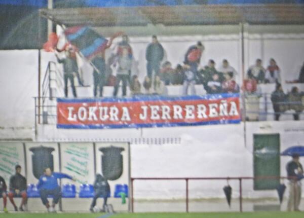 Lokurafans's tweet photo. La intensa lluvia sólo nos dejo sacar el estreno de la nueva pancarta y la pancarta-mensaje, una lástima. (2) http://t.co/bGhoQPAT0A