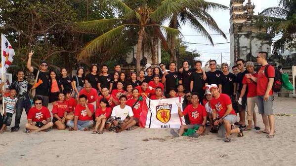 Foto bersama Fans Manchaster United Bali dalam acara Kuta Beach Cleanup tadi sore Cc : <a href="/234SC_BALI/">234 SC BALI</a> <a href="/234scBadung/">234 SC Badung</a>