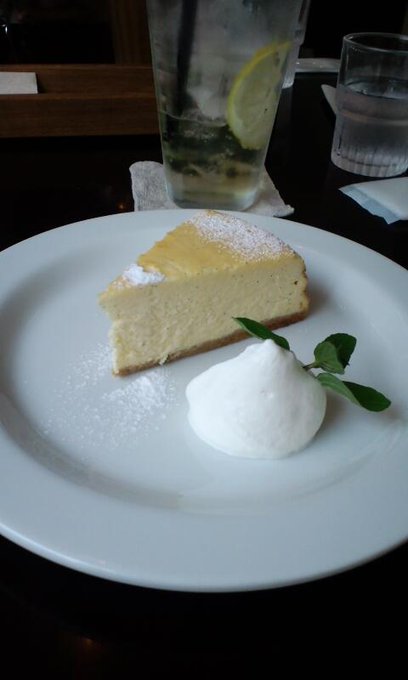 こないだ食べたレアチーズケーキだよー(*&acute;&omega;｀*)今日はシフォンケーキ食べたぁ、デブ活だぁーい✧*｡٩(ˊ&omega;ˋ*)و✧*｡ http://t.co/dw72dZZlBR