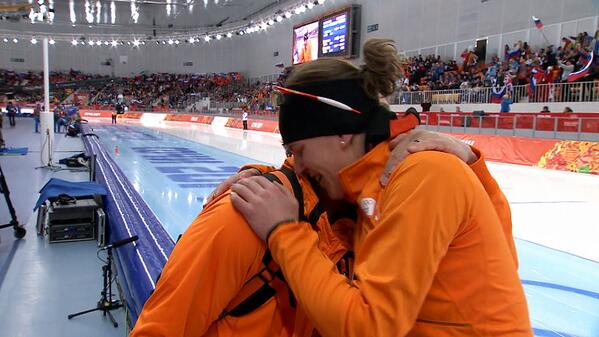 NOSsport's tweet photo. Ireen Wüst (@IreenW) vliegt na haar gouden race in de armen van coach Gerard Kemkers. http://t.co/yCmxOBNiZR