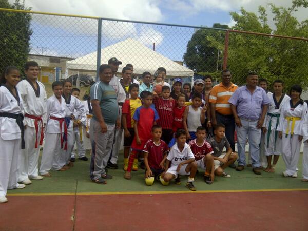 Blackstrees's tweet photo. Imdresir de la mano con la comunidad_ jornada nacional x la vida y la paz http://t.co/Vw3Urwj8YB