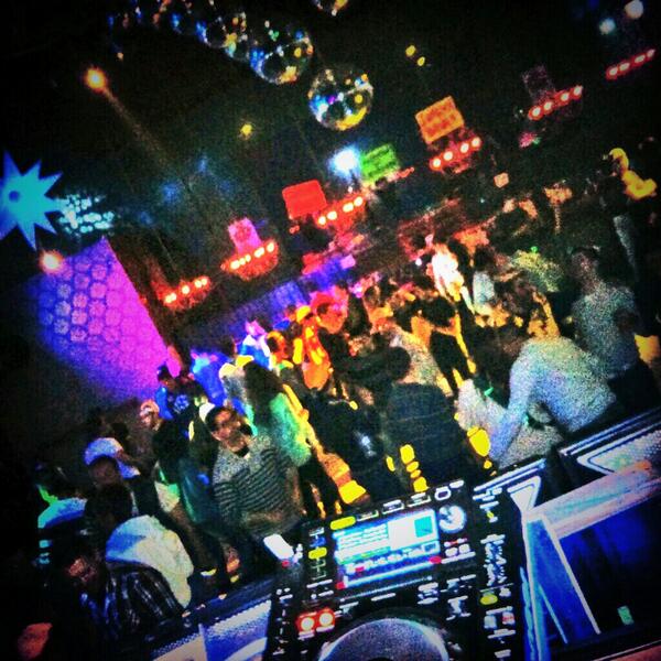 JuanmaBruna's tweet photo. Gran noche x @GlowSala con la gente de @MonsterManiacMu! Un placer repartir cera  con ste ambientazo GRACIAS A TOD@S! http://t.co/B8JaCxbyPA