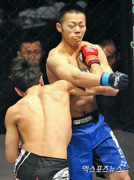 지금 윤형빈씨가 카운터 펀치를 날렸지만 주먹의 위치가 쇄골을 때리는것 같지만서도 턱을친것같기도 하기때문에 정확하게 맞았다고 볼수는없습니다. 자세한건 국뽕을 한사발 마신뒤에 말씀드리겠습니다.