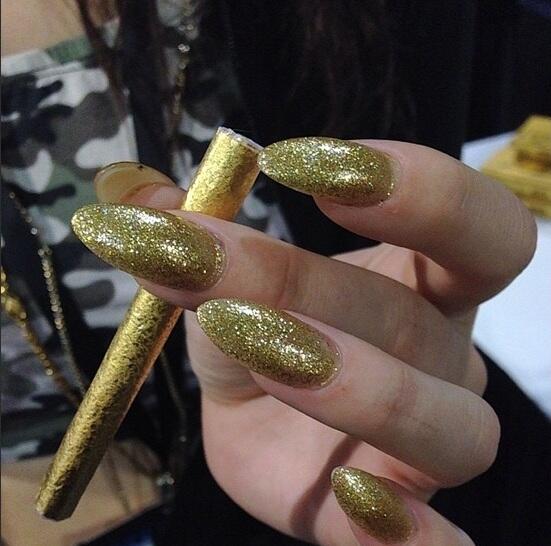ShinePapersEU's tweet photo. Smoking in style! #smokegold http://t.co/nNho1GAqIg