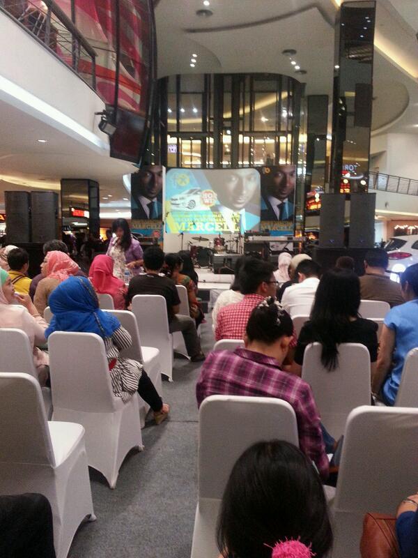 Crowd penonton yang akan mengikuti acara penarikan undian serta menyaksikan penampilan khusus dari Marcell Siahaan
