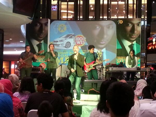 Marcell dan band pengiringnya sukses menghibur penonton siang tadi di Fx Lifestyle X'nter Sudirman