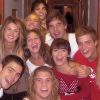 Respetoconlali's tweet photo. Lindos de la vida! @laliespos @p_lanzani @mery_delcerro @nico_riera @sierra_agus @Candevetranok @rochi_ig ♥ http://t.co/D41xhqKYLu