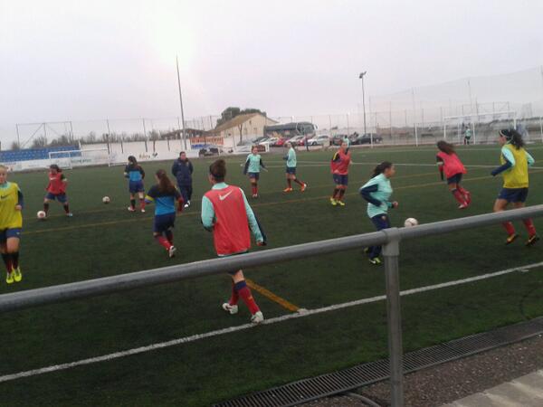 A l'escalfament del partit <a href="/AEMFutbol/">Seccio Esportiva AEM</a> femeni i <a href="/fcbarcelona/">FC Barcelona</a> al recasens anim noies
@