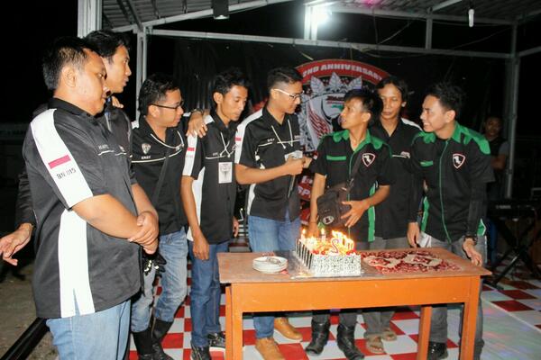 Momen saat tiup lilin Anniversary Byonic Bangka yg ke 2, personilnya belum lengkap karna yg lain sedang penjemputan