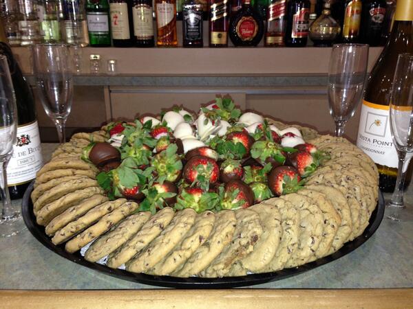 PeterpankDiner's tweet photo. #ThePank caters for all occassions! Make your #VDay extra sweet by asking about our special catering platters. http://t.co/p67cBU9RTC